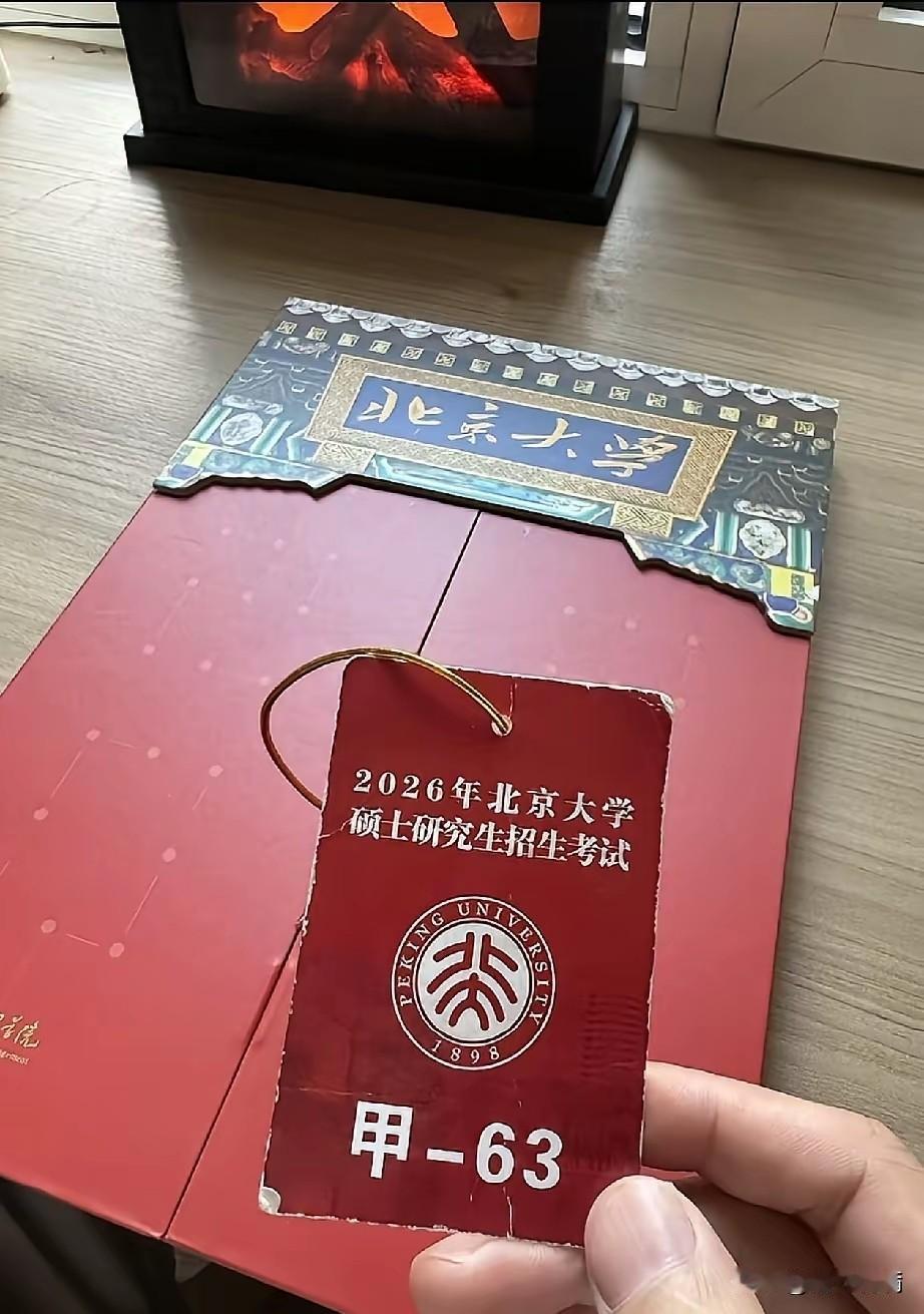 别人下播后是去吃夜宵，
与辉同行的鹏鹏倒好，
下播后是刷题刷到凌晨三四点，这哪儿