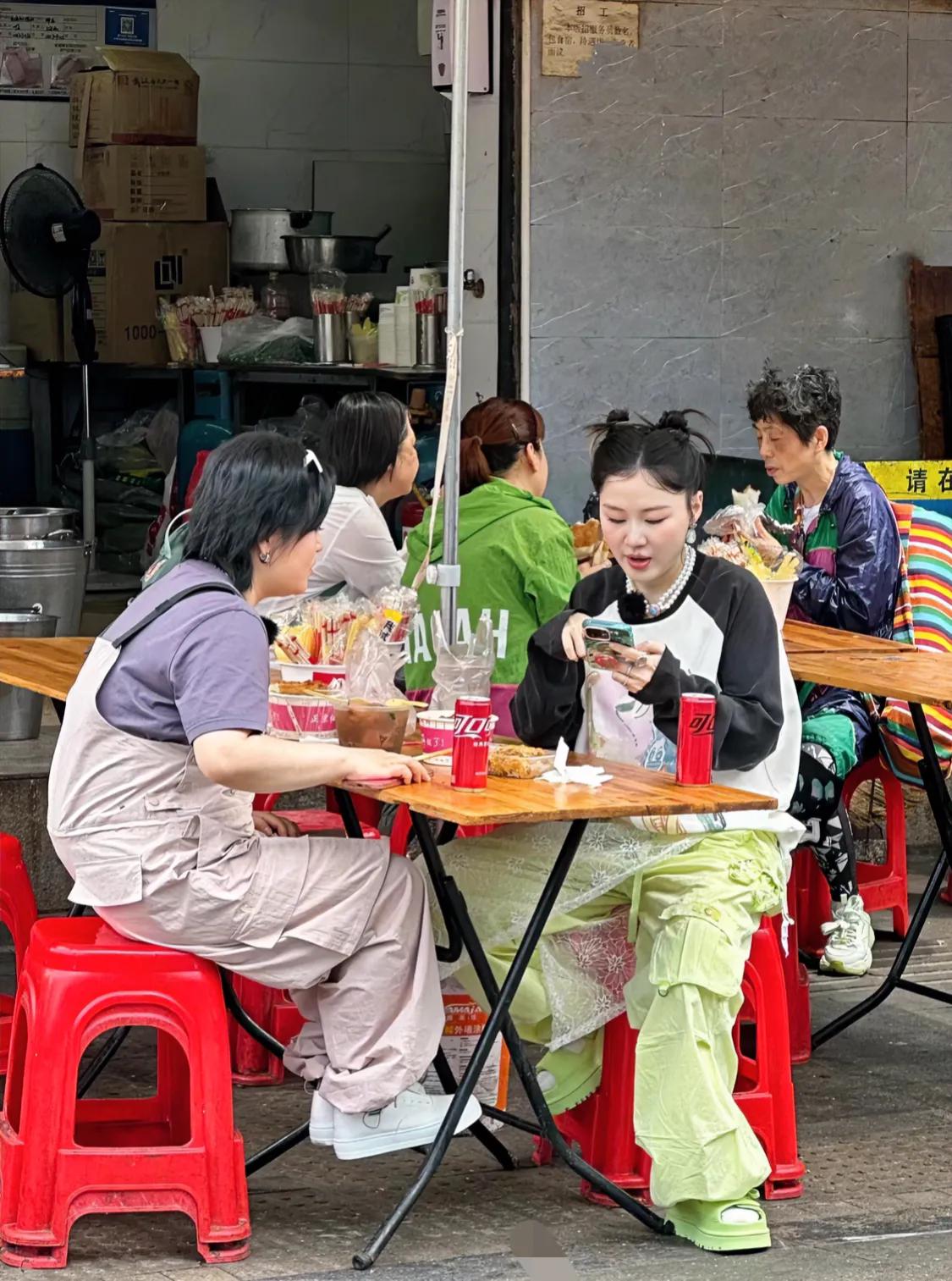 这告诉我 怀孕也是可以吃炸炸和喝可乐的 明星怀孕都不忌口 我忌口干嘛哈哈哈，金靖