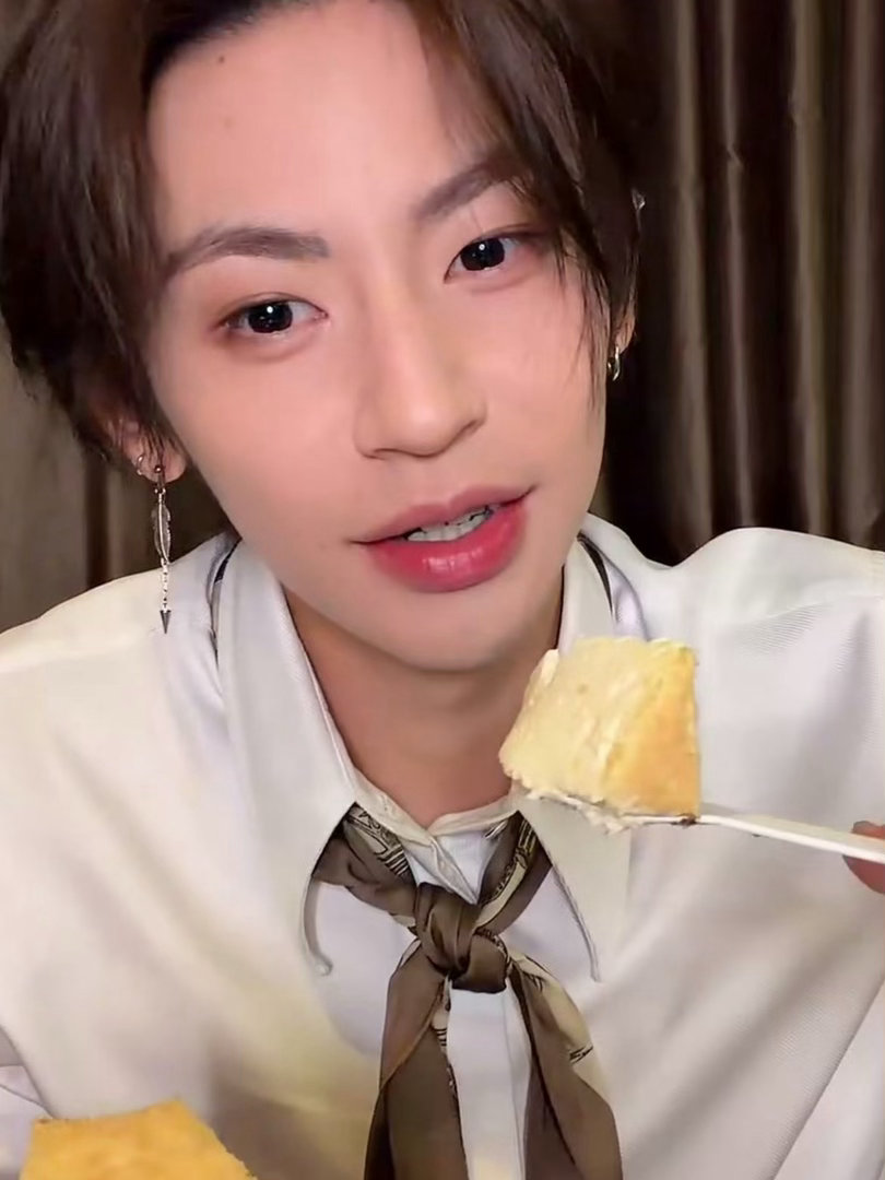 小鬼吃个鸡爪说是手控福利又给小鬼吃美了别人干饭是干饭，小鬼干饭直接变成手控福利，