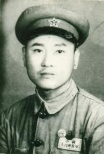 慕思荣，山东荣城人，1919年1月生，1938年7月参军入伍，在革命军队里历任通