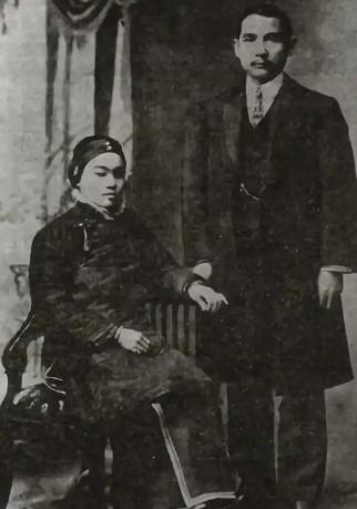 1925年，孙中山病逝，临终前，他突然对妻子宋庆龄说：“我要到地上睡！”宋庆龄温