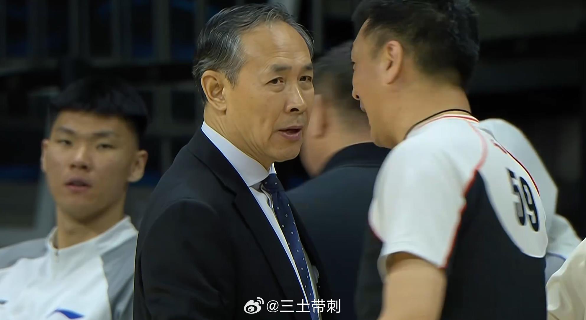 龙狮男篮vs北京男篮 这多明显啊，还非让人挑战，看啥呢？？？给你们一个眼神，自己