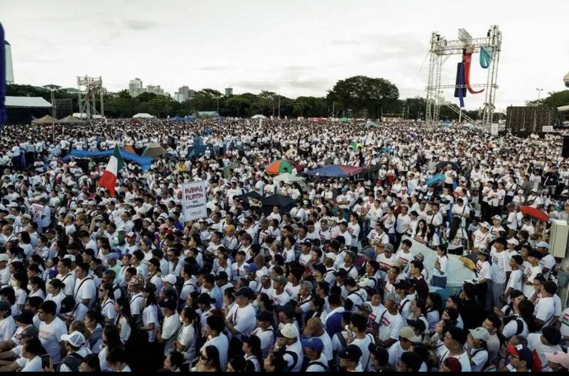 65万菲民众冒雨反贪，小马科斯却忙着搞“反华”军演！一边是65万民众冒雨上街，怒