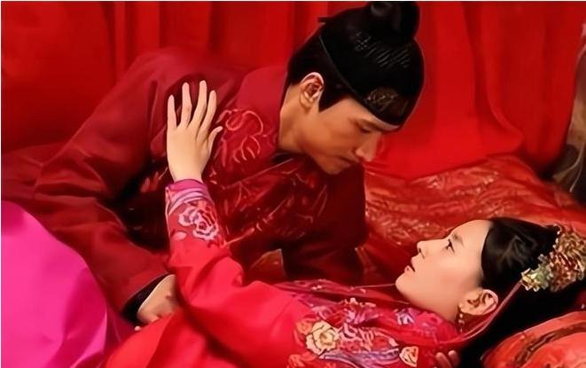 1132年，49岁的才女李清照在丈夫死后三年，带着丈夫的全部家当嫁给张汝舟，结果