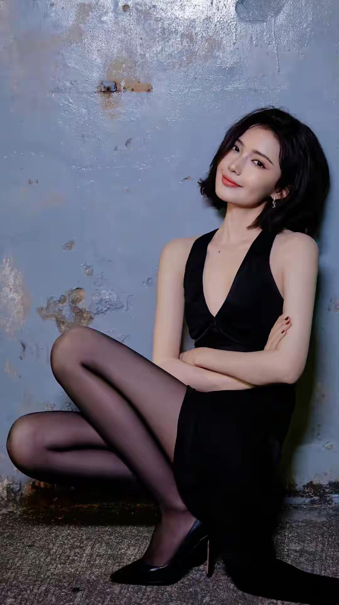 新疆演员加奈那黑裙高颜值美人照怎么拍才好看