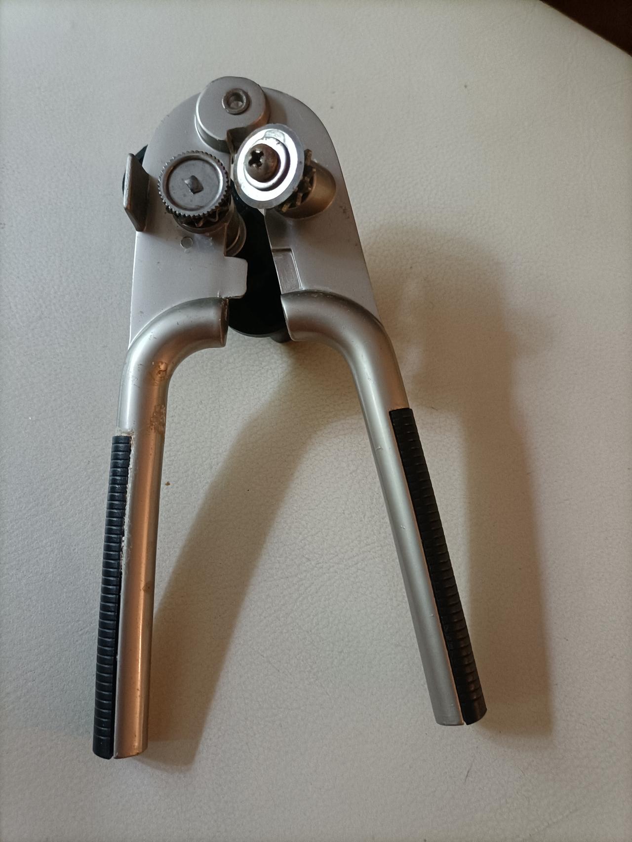 今天发现一套厨具，里面有下面图示的工具，请头条的各位高手看一下这个工具是干什么的
