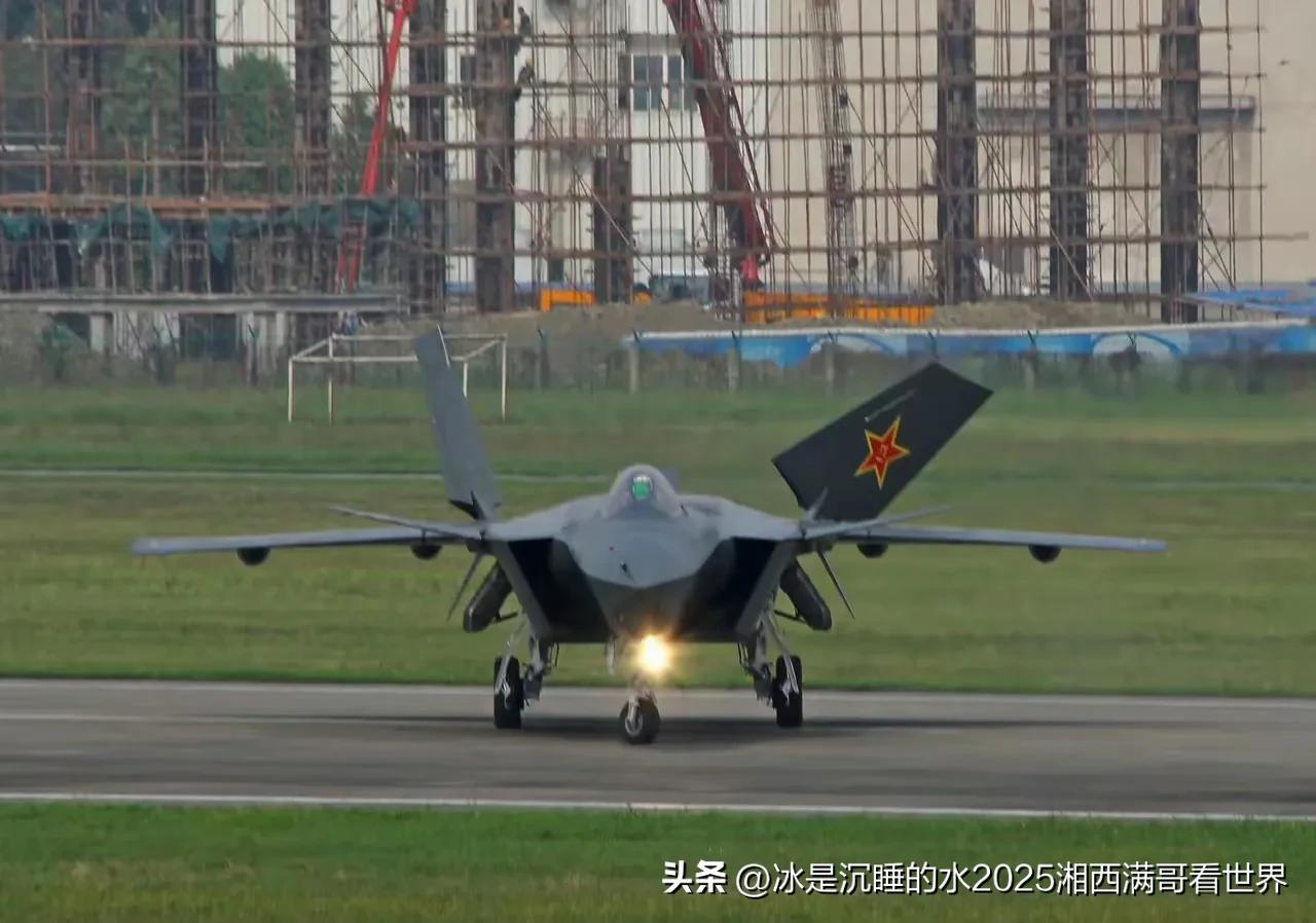 中国航空工业来时的路（2）大威天龙
歼-20“威龙”！
这组歼-20原型机的照片