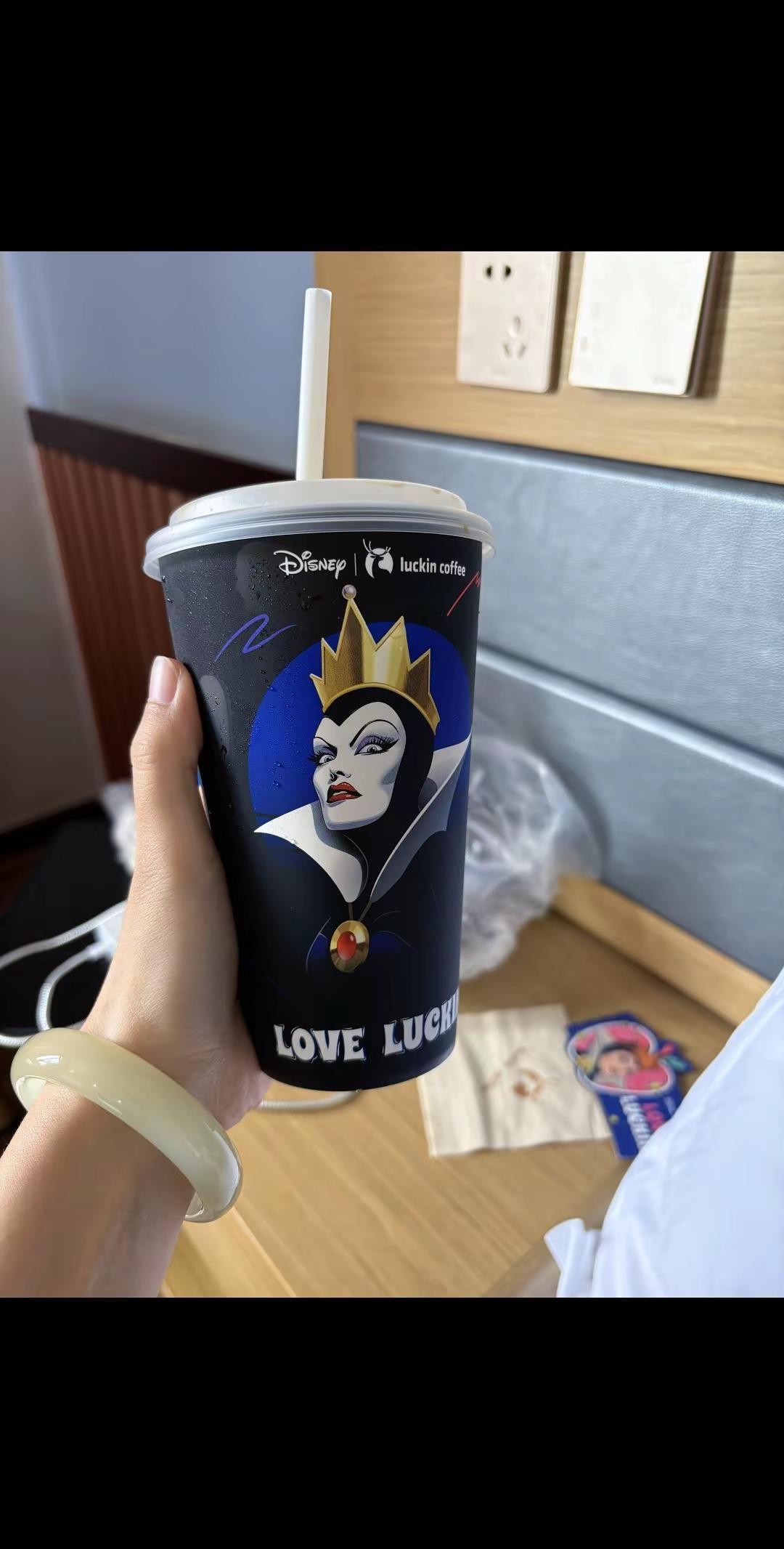 小孩才喜欢公主 成年人都喜欢“恶毒皇后”👑 瑞幸联名