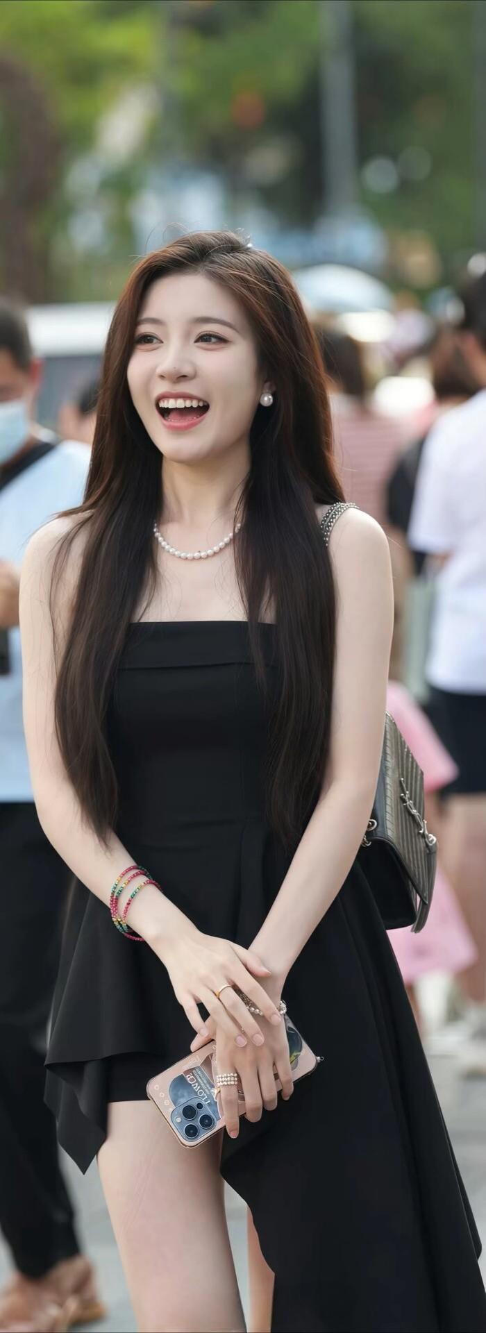 夏日穿搭指南：黑色连衣裙搭配珍珠项链，元气满满的一天！🌞👗💎美腿控 黑色裙