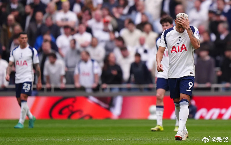 热刺0比3森林 天下最可怜的球迷，可能就是热刺的球迷了。赛前热刺球迷聚集在热刺大