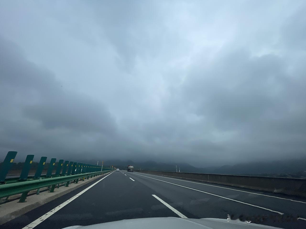 连续几天下雨，秦岭山间云雾缭绕，仙气腾腾，真是太美了！