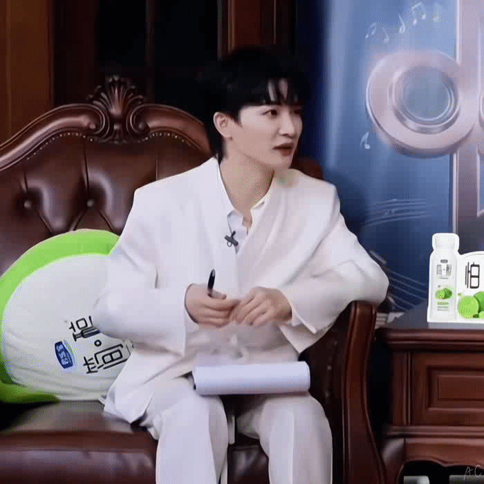 周深   周深2025深深的巡回演唱会【圈宝和米说下午好】  本是亭亭的云上枝，