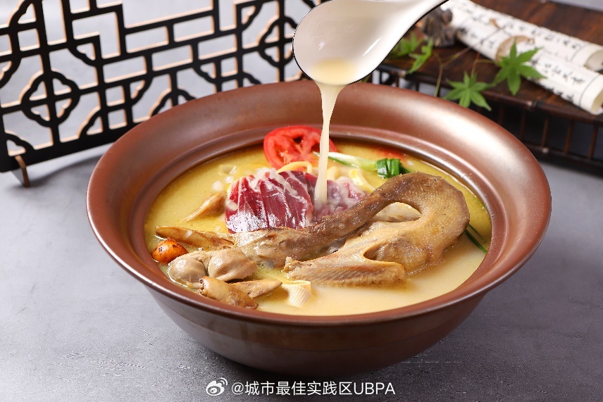 U享美食周末聚餐走起！原味茶餐厅主打地道港式烧腊、海鲜小炒、养生靓汤，从皮脆爆汁