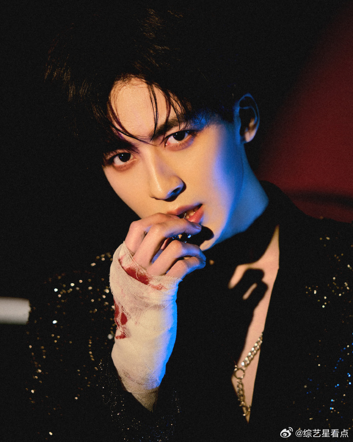 何洛洛手缠绷带   天呐，谁懂呀，真的是好爱这套造型啊，看到何洛洛手缠绷带，暗黑