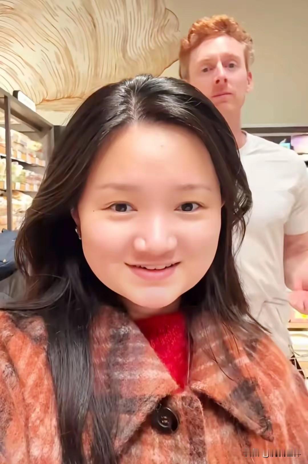 分享一位网友发的一幅照片。这是谁家姑娘呀？长相非常甜美，性格也肯定非常温顺，在父