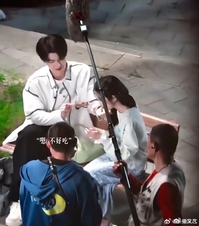 陈鹤一接过女主吐的食物吃了陈鹤一把女生吃剩的自己吃了 陈鹤一接过女主吐的食物吃了