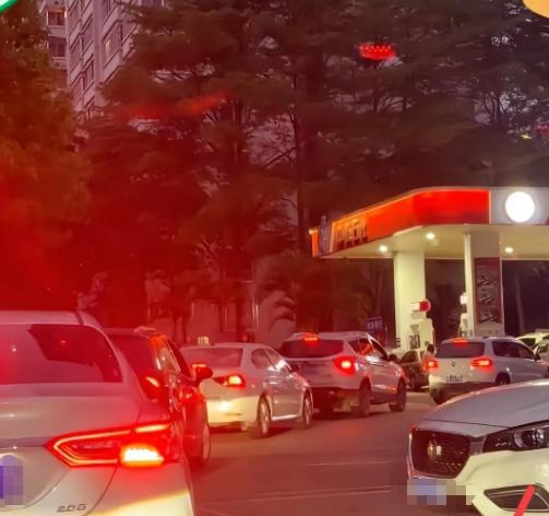 4月12日晚，
加油站又开始排队了，
不是因为油价跌了，而是因为这种
情况天天都