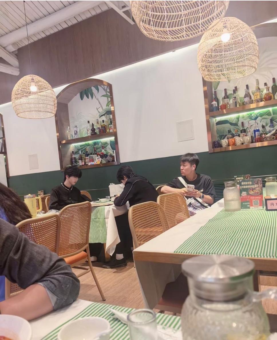 泰餐店偶遇张函瑞张桂源很好很好多约饭爱看偶遇张桂源张函瑞吃泰餐张函瑞张桂源约饭