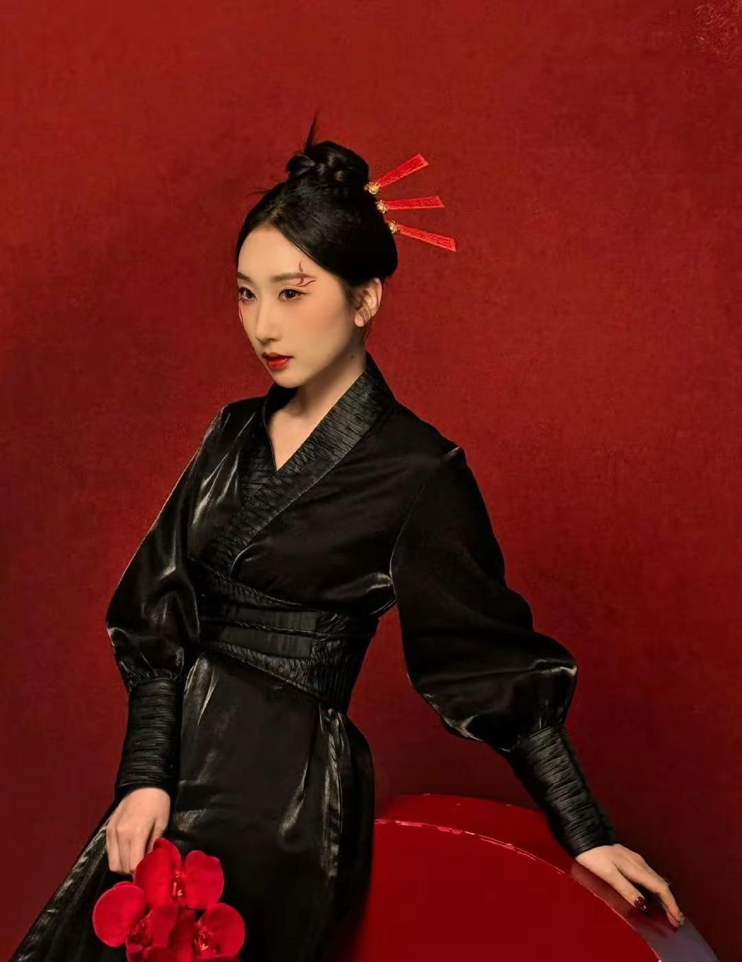 火是热烈的是积极的，君姐总是把最好的一面展现给我们，同时她也在默默的进步，她先是