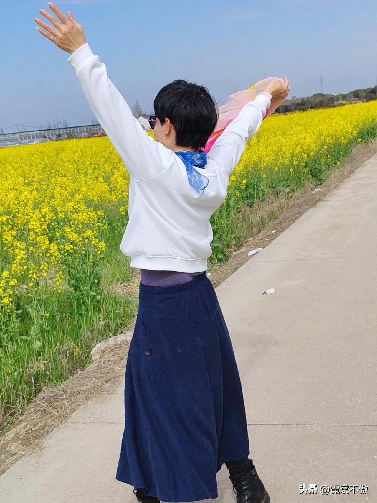 今天下午和两个小姐妹去郊外拍油菜花。天气不错，暖暖的阳光高照。田园一片金黄，空气