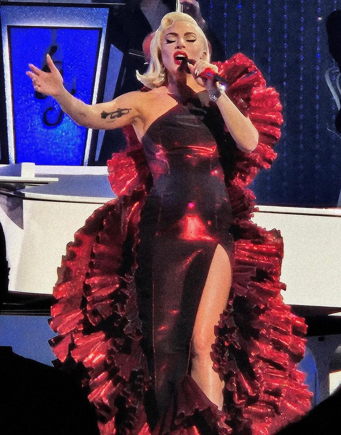 Lady Gaga 穿香港设计师的设计！