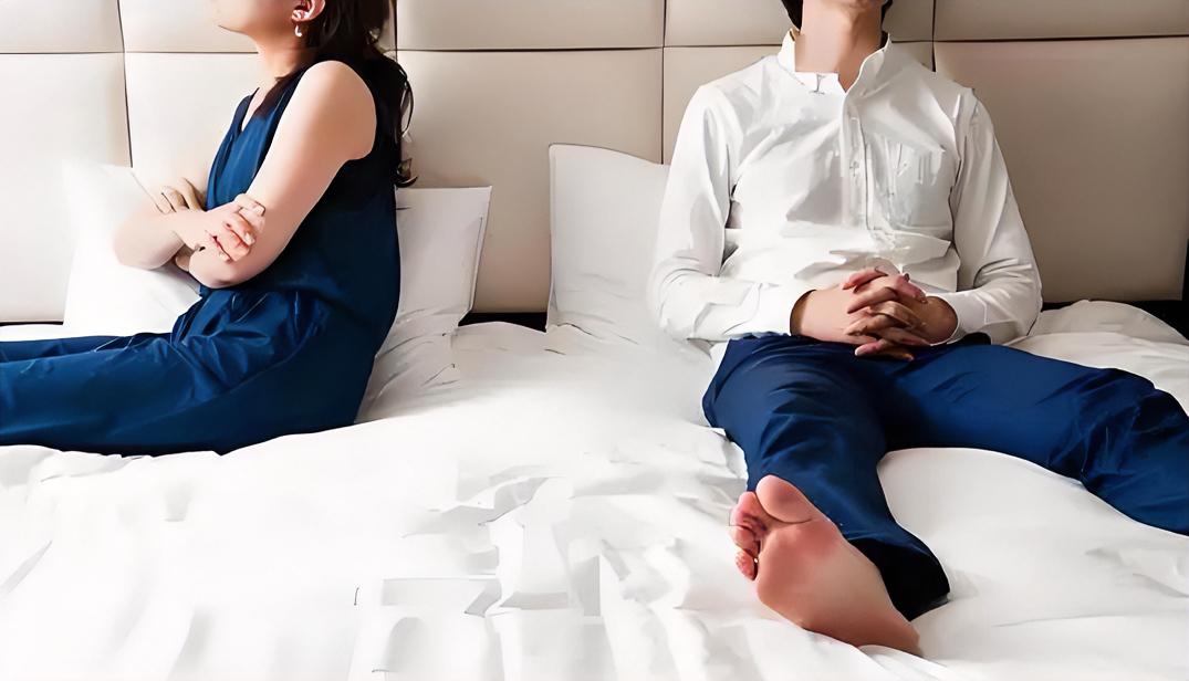 为什么夫妻越亲密，越不想睡一起？

你说怪不怪？很多中年夫妻明明一起过了这么多年