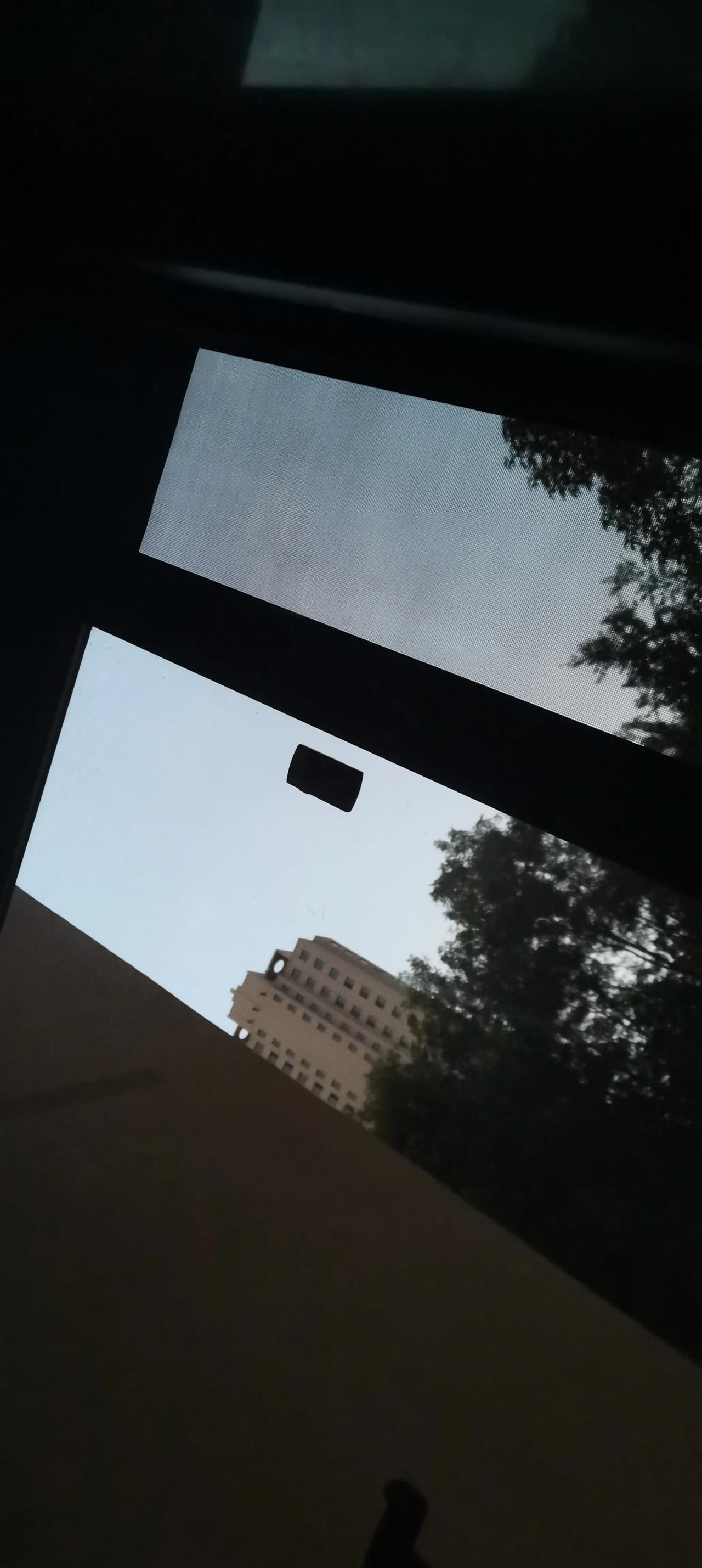 鲅鱼圈的天空在不知不觉中放亮了，高远且浩瀚的淡蓝淡蓝的天空 ，棉絮状的碎云让曙光
