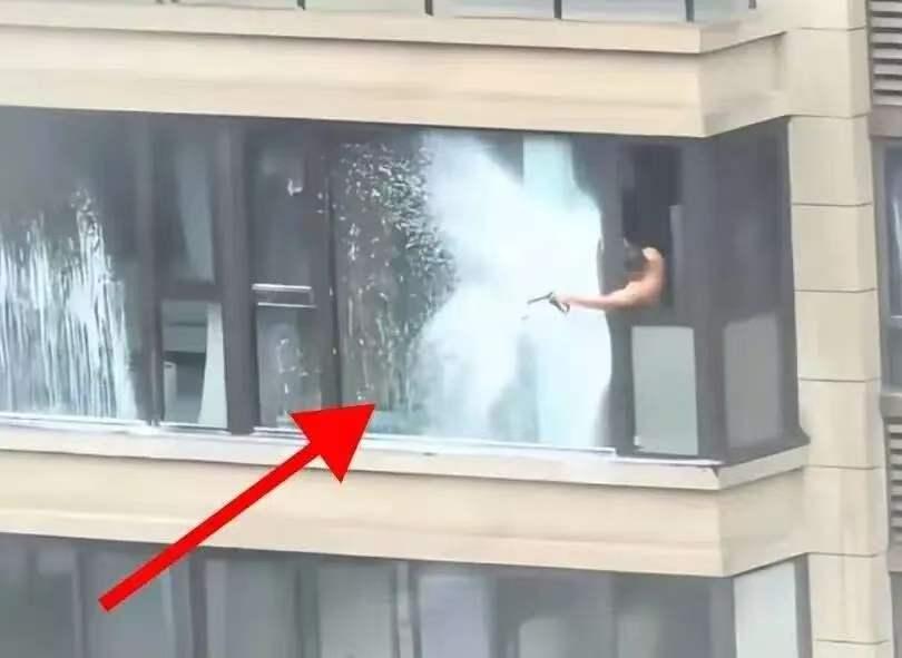 台风“白海豚”来袭，家家户户都在紧闭门窗、囤积物资做好防灾准备，网上却兴起了撸台