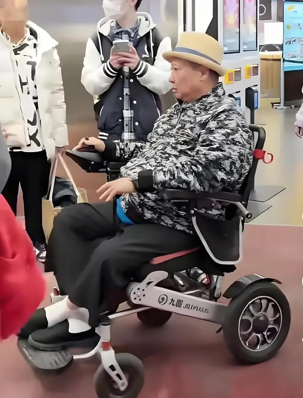 2025年8月1日，有网友在广东汕头偶遇洪金宝一家。洪金宝身着宽松黑衣，虽头发花