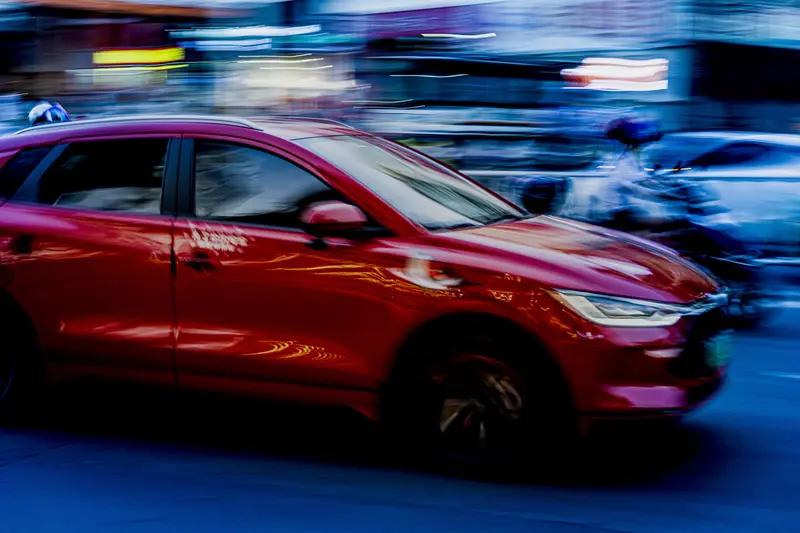 3月17日浙江，男子比亚迪买车狂薅店家一年羊毛，一年进店吃饭高达260次，