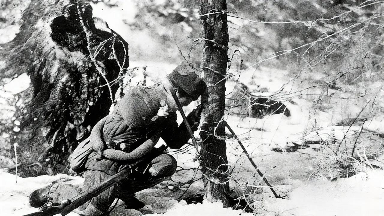 珍贵的老照片：志愿军战士在穿越敌人铁丝网时，不幸中弹壮烈牺牲！

这张照片就摆在