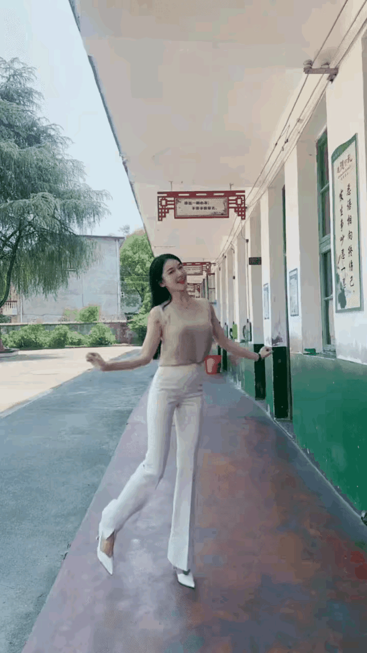 快乐的午后，班主任老师又来教大家跳舞啦🌹[比心][比心][比心]