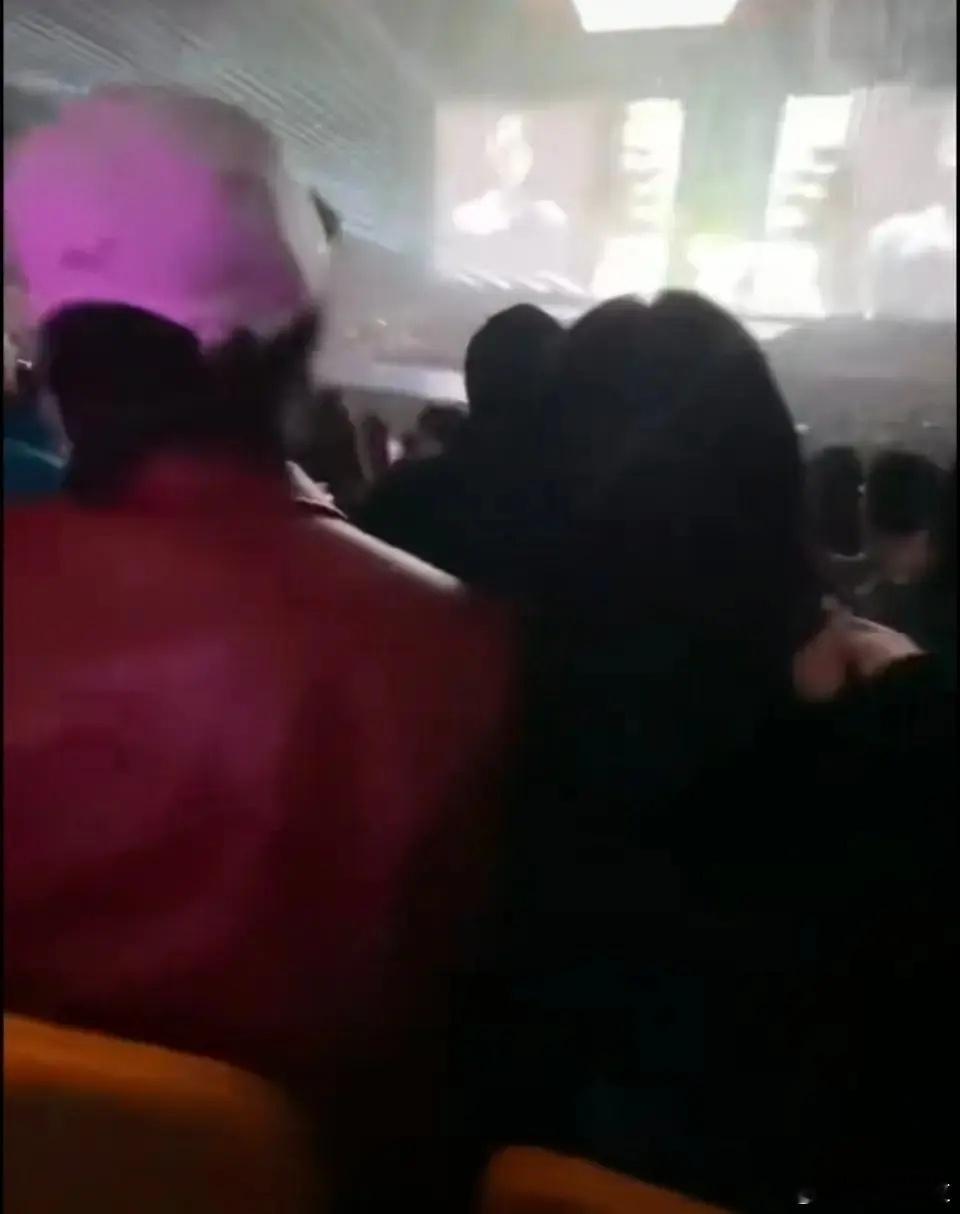 几天不上网一打开豆瓣全是白鹿曾舜晞的帖子