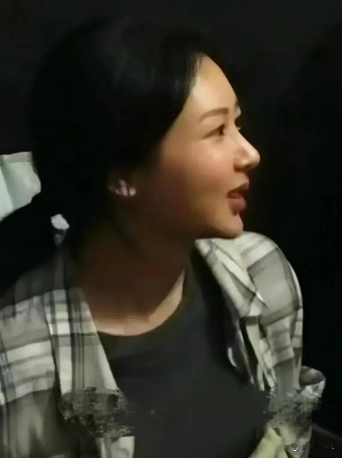 杨紫的素颜照曝光，相貌平平，给人一种邻家女孩的感觉。她的外表并不惊艳，不如高圆圆