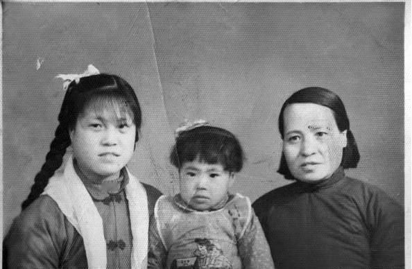 1944年正月，天寒地冻，鬼子把一个奄奄一息，光着身子的少女扔在乱石堆上！几条野