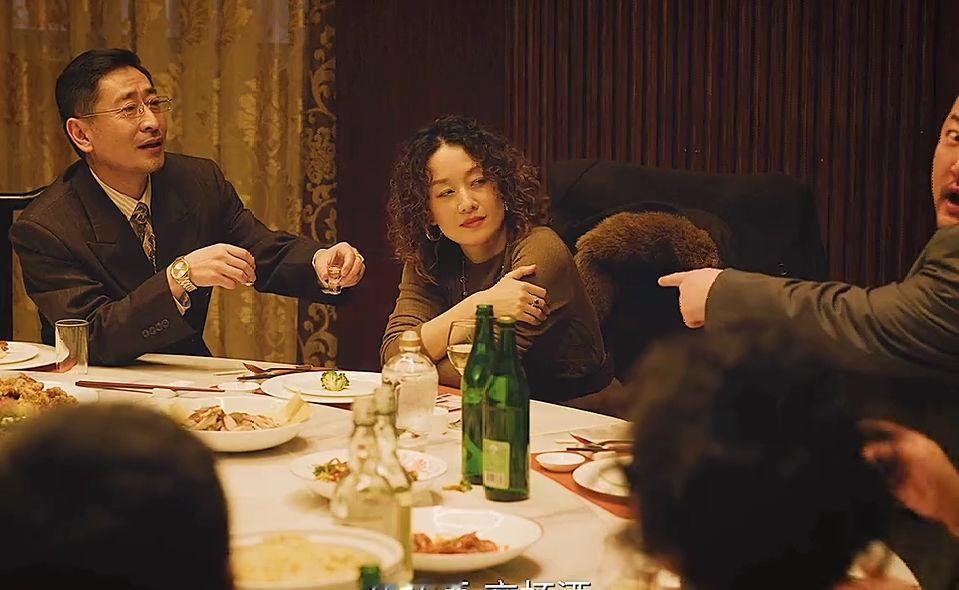 酒局客户刻意刁难富婆，司机挺身而出挡酒解围，直接改写自己命运！#余红旧事 #马伊琍 #张哲华 #悬疑