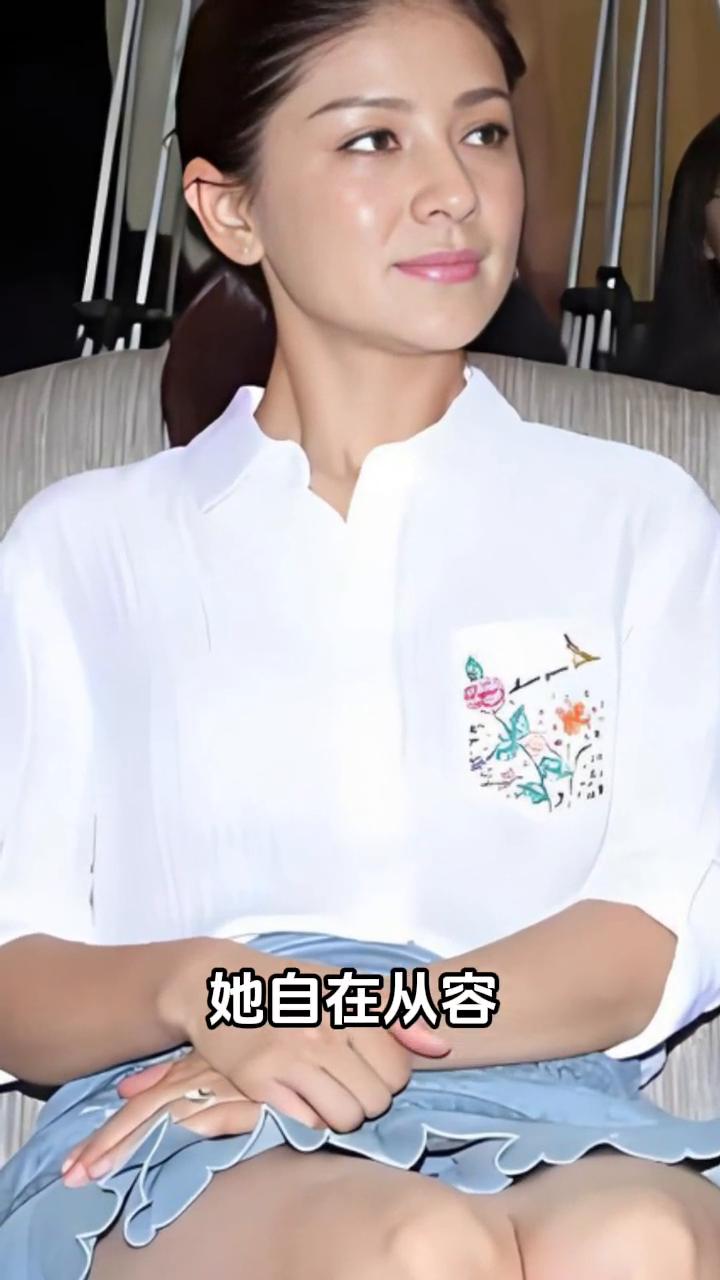 论颜值她是真耐看，五官精致，肤白如雪，身段丰腴恰到好处，浑身透着福气。在这个复杂