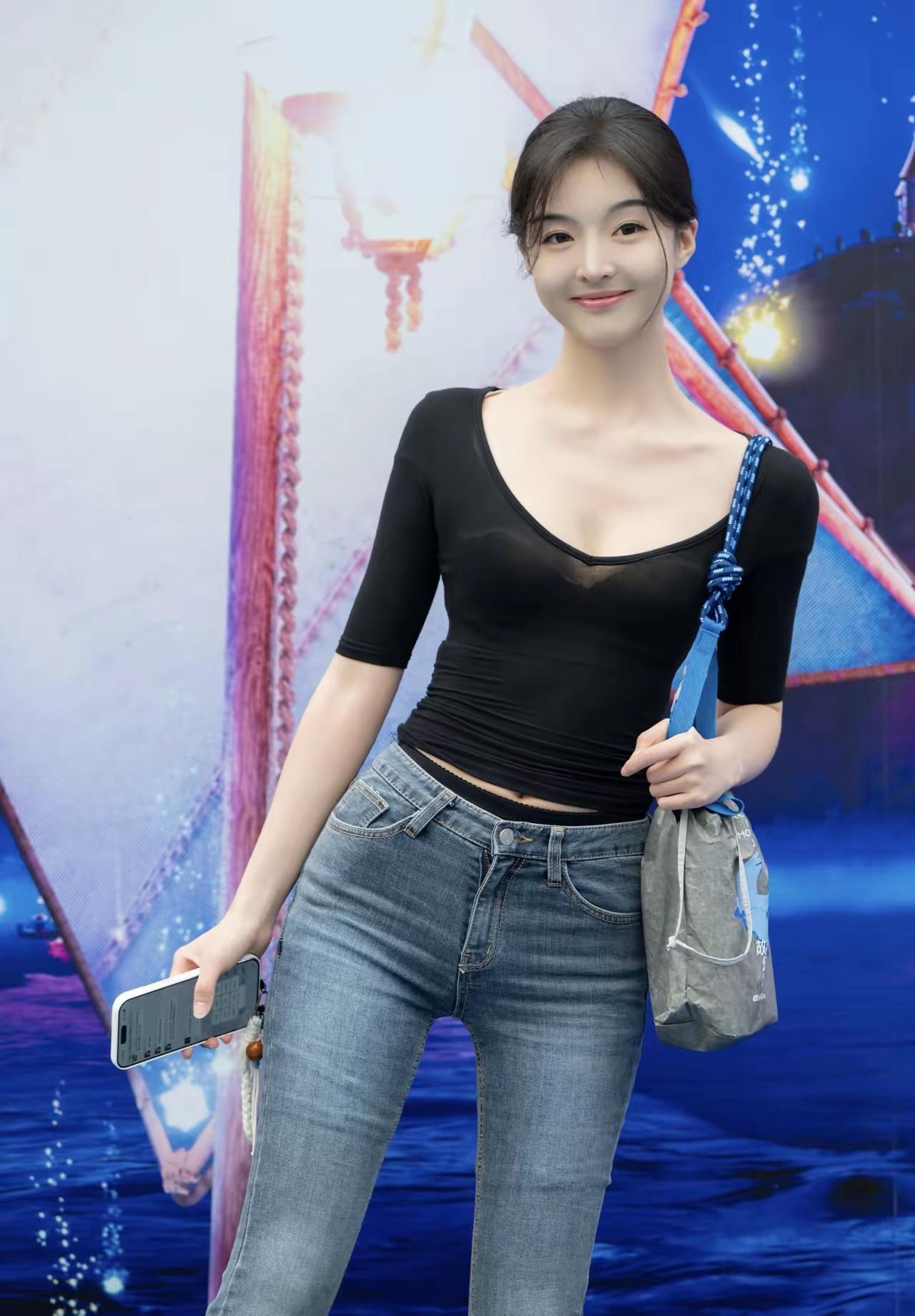 穿衬衫配牛仔裤的女孩，为什么总能美到让人挪不开眼？

答案或许就藏在“毫不费力”