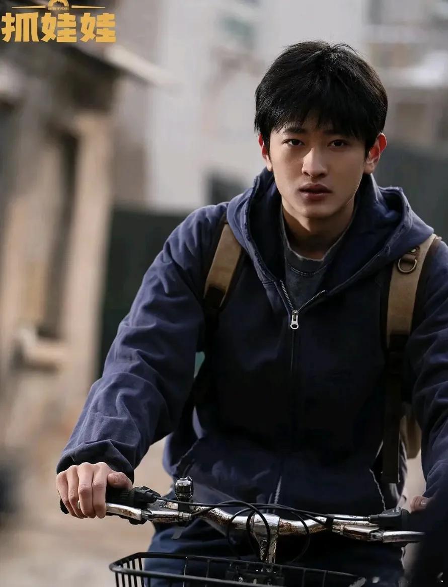 明明是同一人，演完《八角笼中》，再演《抓娃娃》，差点没认出来 ​​​