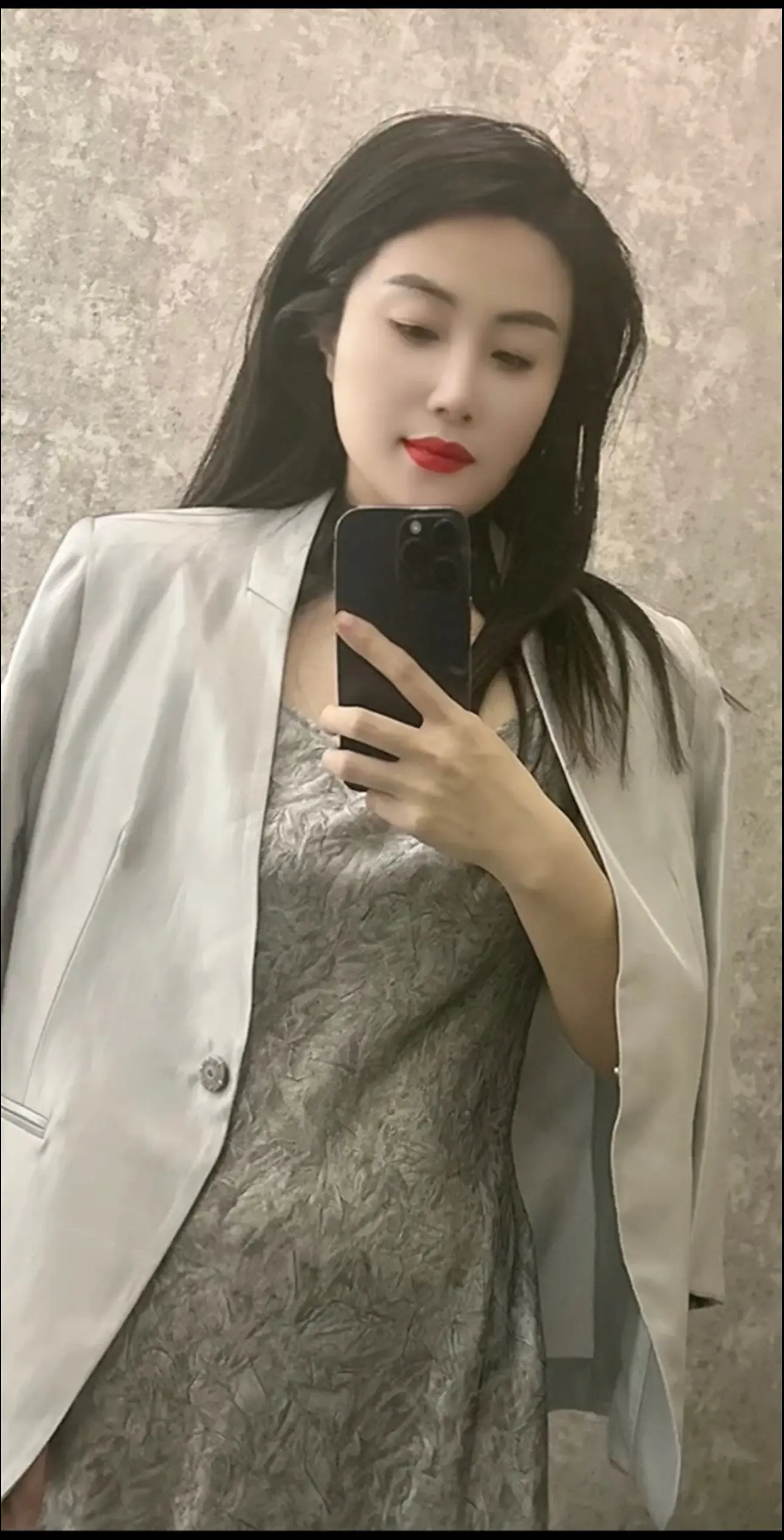 这一年风很大 有人盼着你倒下 有人希望你越来越好，可是风不会停 我也不会倒下