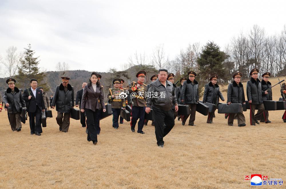 金正恩在朝鲜劳动党第九次全国代表大会上向军事指挥官和领导干部赠送了狙击步枪。金正