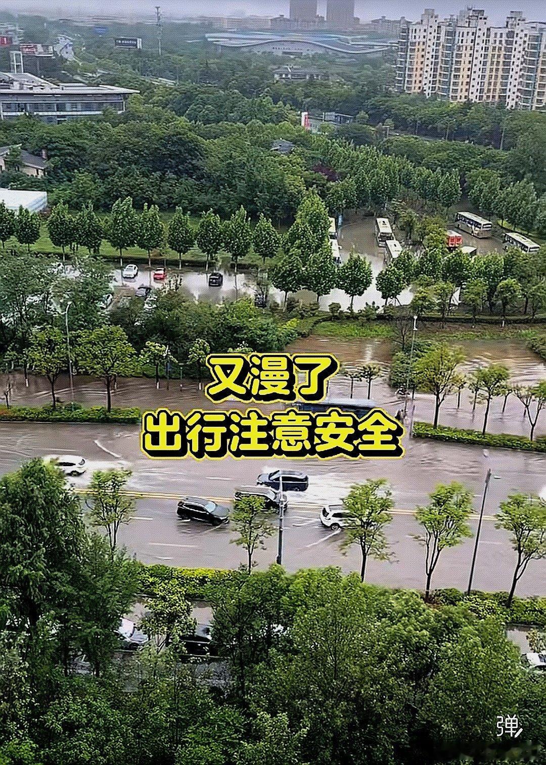 中国大陆江苏省连云港市 ，一夜过后，外面变成这样了，海宁大道这边又漫了 