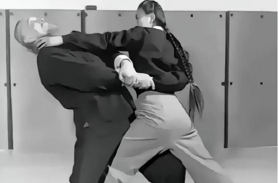 1968年，80岁的武僧宋九庵遇见了18岁的流浪姑娘宋莲萍，当时宋莲萍已经饿晕，