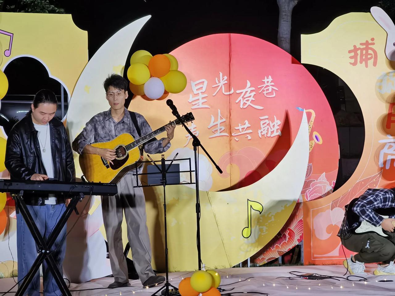 9月26日晚上，镇江九华山社区与万科物业管理公司联合举办迎国庆庆中秋活动——