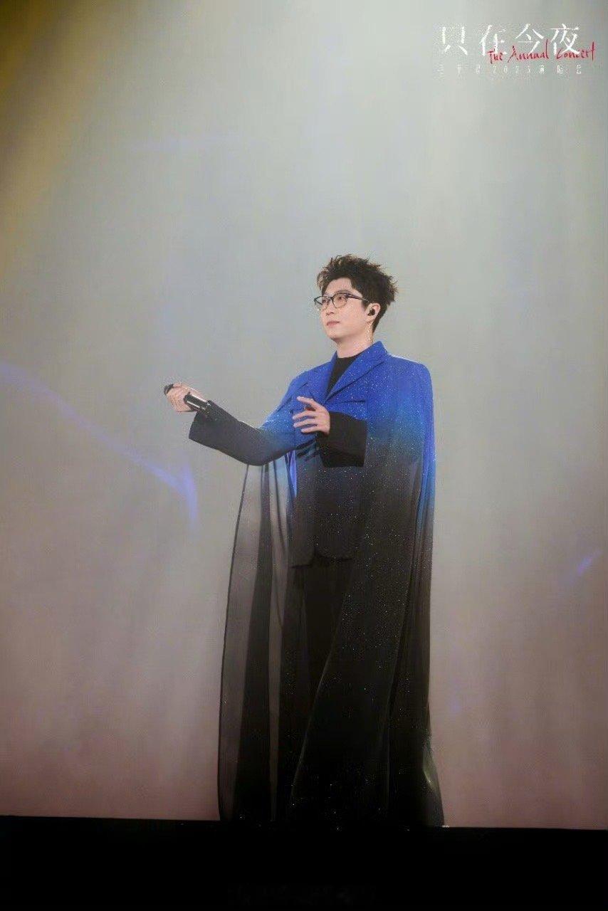 毛不易小王Live里的万家灯火 看懂了！毛不易《小王Live》海报里那片灯海，是