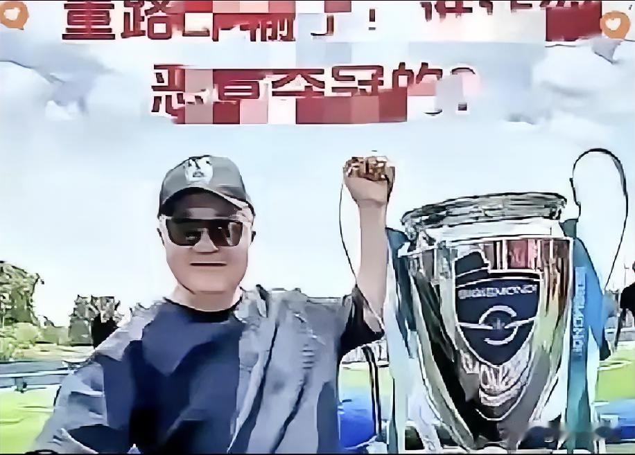 3万人挤进直播间那一刻，结果不是等来祝贺，反倒先等来封禁
中国足球小将这次在意大