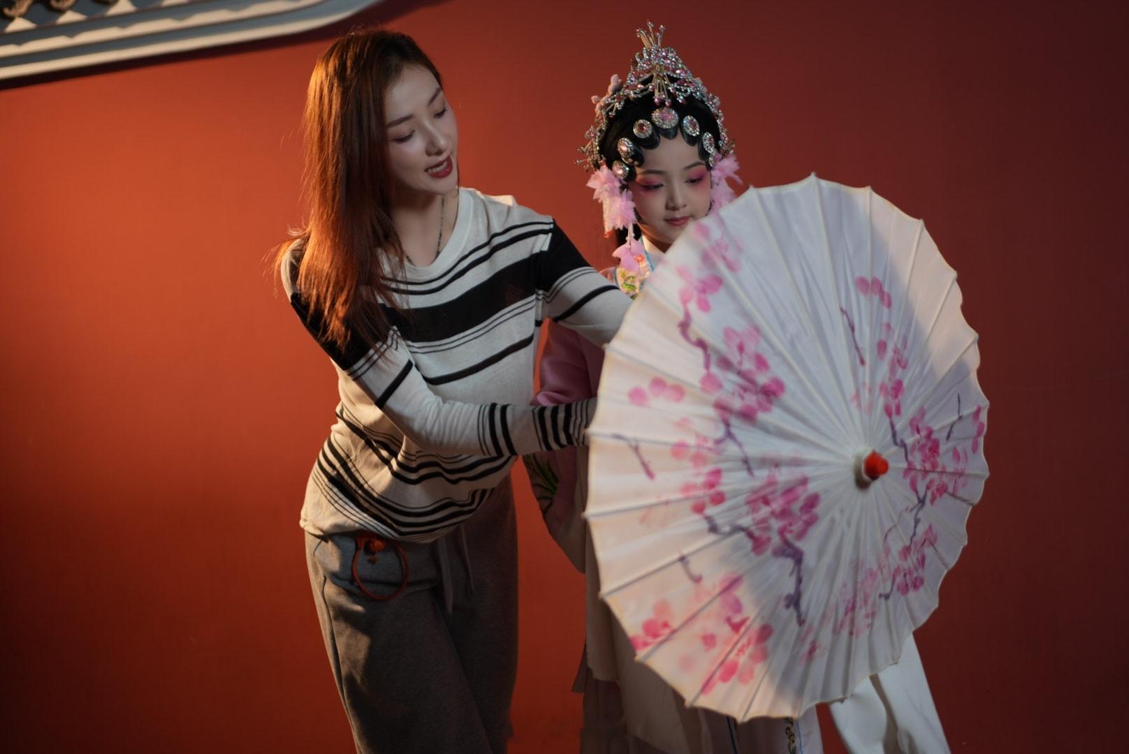 本来是陪你来拍片儿结果爸爸妈妈看不过去轮番指导老师父母确实“名堂多”