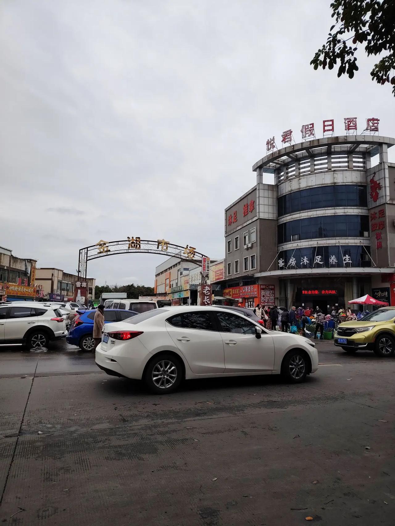 腊月二十八，集市市场发。卖鸡卖鸭忙，人流真挤拥。年货己尾市，衣衫勤添制。恭贺新禧
