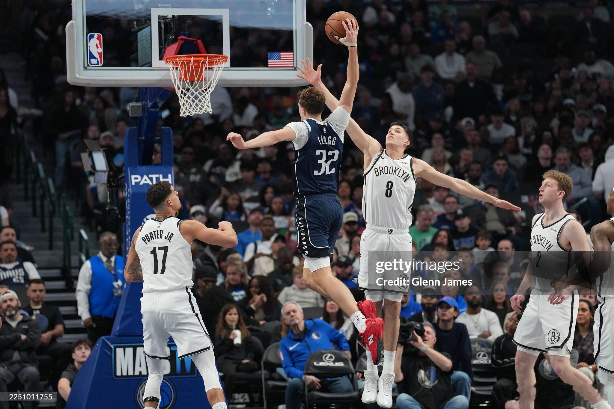 MFFL 弗拉格成为NBA历史上第一位19岁不到就多次砍下“20分5篮板5助攻0