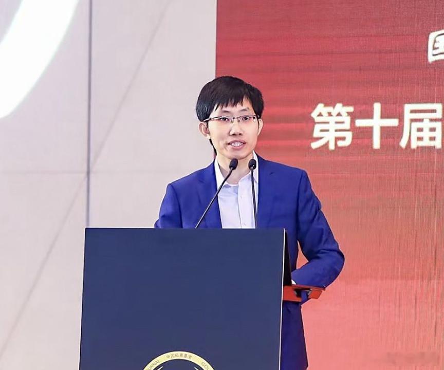梁文峰对华为的态度 梁文峰对待华为的态度，一句话概括：饭桌上敬你是前辈，赛道上绝